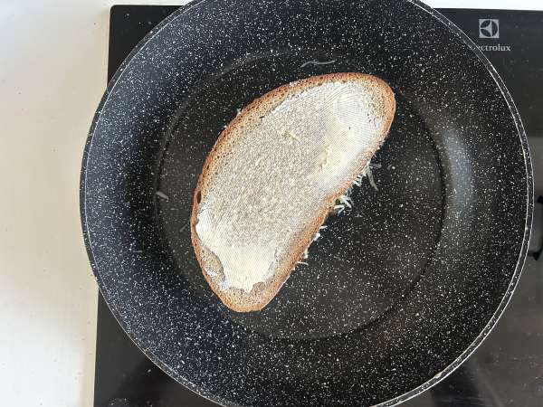 Mushroom and grated cheese grilled cheese - Preparation step 9