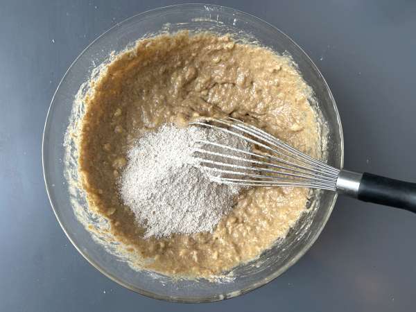 Vegan banana bread with miso, walnuts and chocolate - Preparation step 4