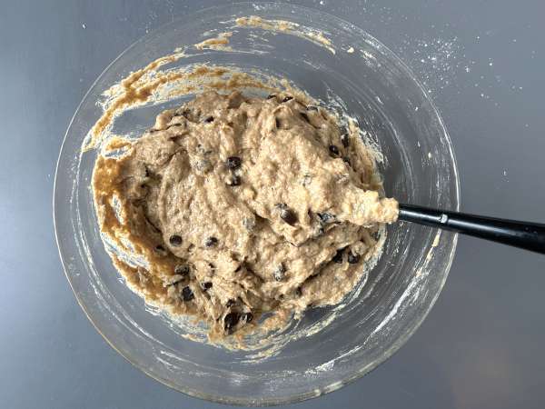 Vegan banana bread with miso, walnuts and chocolate - Preparation step 6