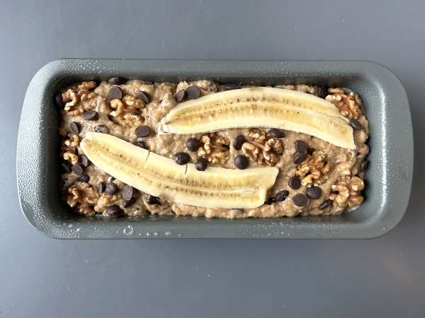 Vegan banana bread with miso, walnuts and chocolate - Preparation step 8