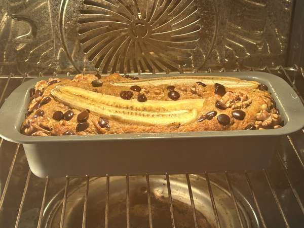 Vegan banana bread with miso, walnuts and chocolate - Preparation step 9