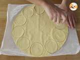 Simple mini pizzas - Video recipe ! - Preparation step 1