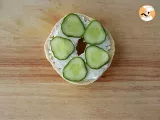Bagel with salmon, cucumber and cream cheese - Preparation step 2