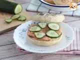 Bagel with salmon, cucumber and cream cheese - Preparation step 4
