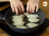 Gyozas stuffed with chicken, carrots and mushrooms - dumplings - Preparation step 10