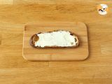 Cream cheese, pesto and cherry tomato toast - Preparation step 1