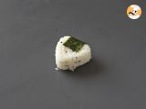 Tuna onigiri, the little Japanese triangular rice sandwich - おにぎり - Preparation step 10