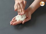 Tuna onigiri, the little Japanese triangular rice sandwich - おにぎり - Preparation step 11