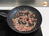 Pasta with bacon: easy, cheap and creamy - Preparation step 2