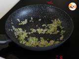 Patacones, Colombian plantain toast with guacamole and tomatoes - Preparation step 4