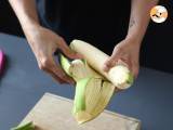 Patacones, Colombian plantain toast with guacamole and tomatoes - Preparation step 6