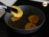 Patacones, Colombian plantain toast with guacamole and tomatoes - Preparation step 10