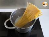 Spaghetti al fuoco di bacco: red wine pasta to bring something special to the table - Preparation step 2