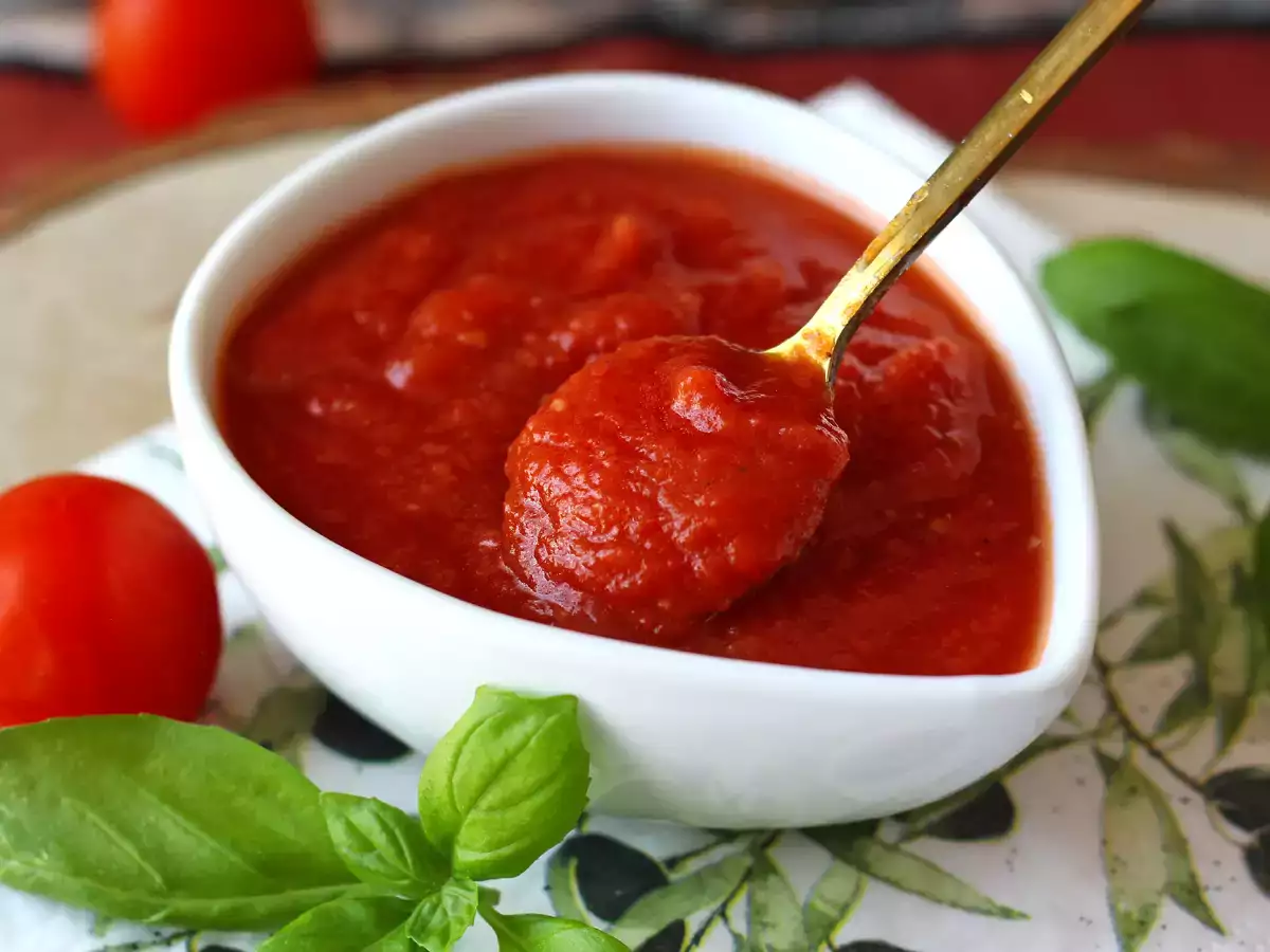 A full-flavoured raw tomato sauce, ideal as a topping for pizza or pinsa.