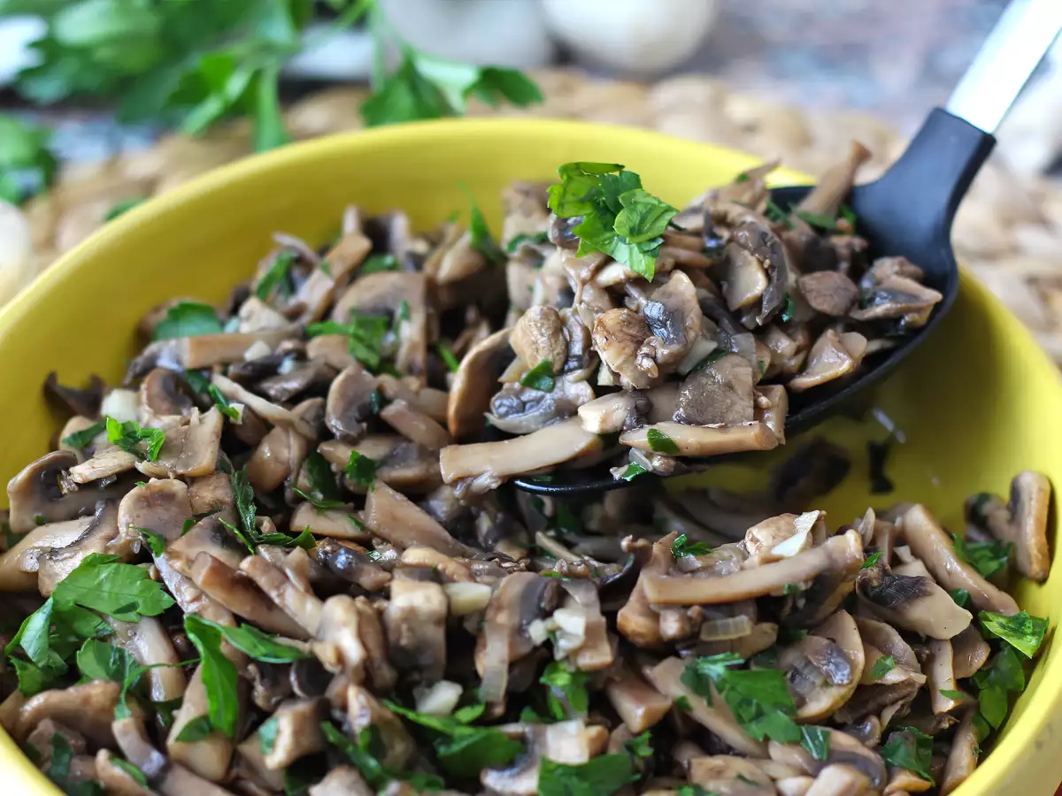A quick and easy recipe for pan-fried mushrooms - photo 2