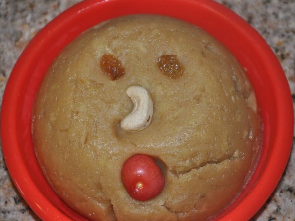 Aata aur Seb ka Halwa (Whole Wheat Flour and Apple Pudding)