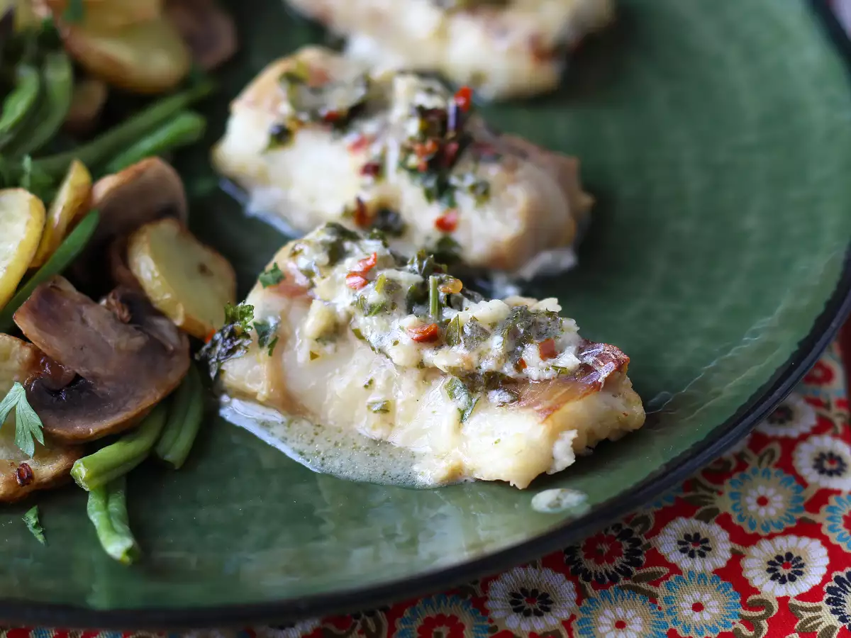Air Fryer-cooked hake with white wine sauce, potatoes, and vegetables - photo 3