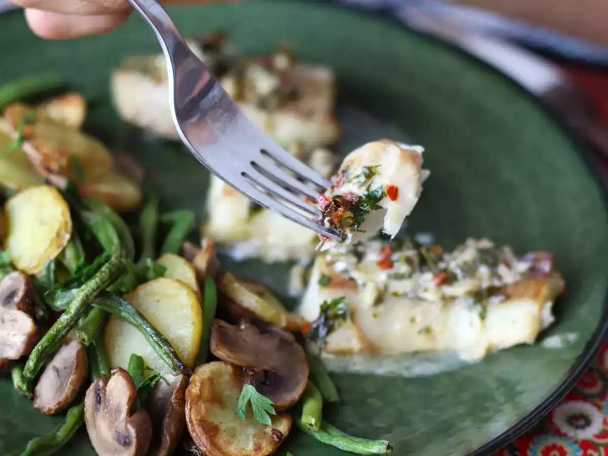 Air Fryer-cooked hake with white wine sauce, potatoes, and vegetables - photo 7