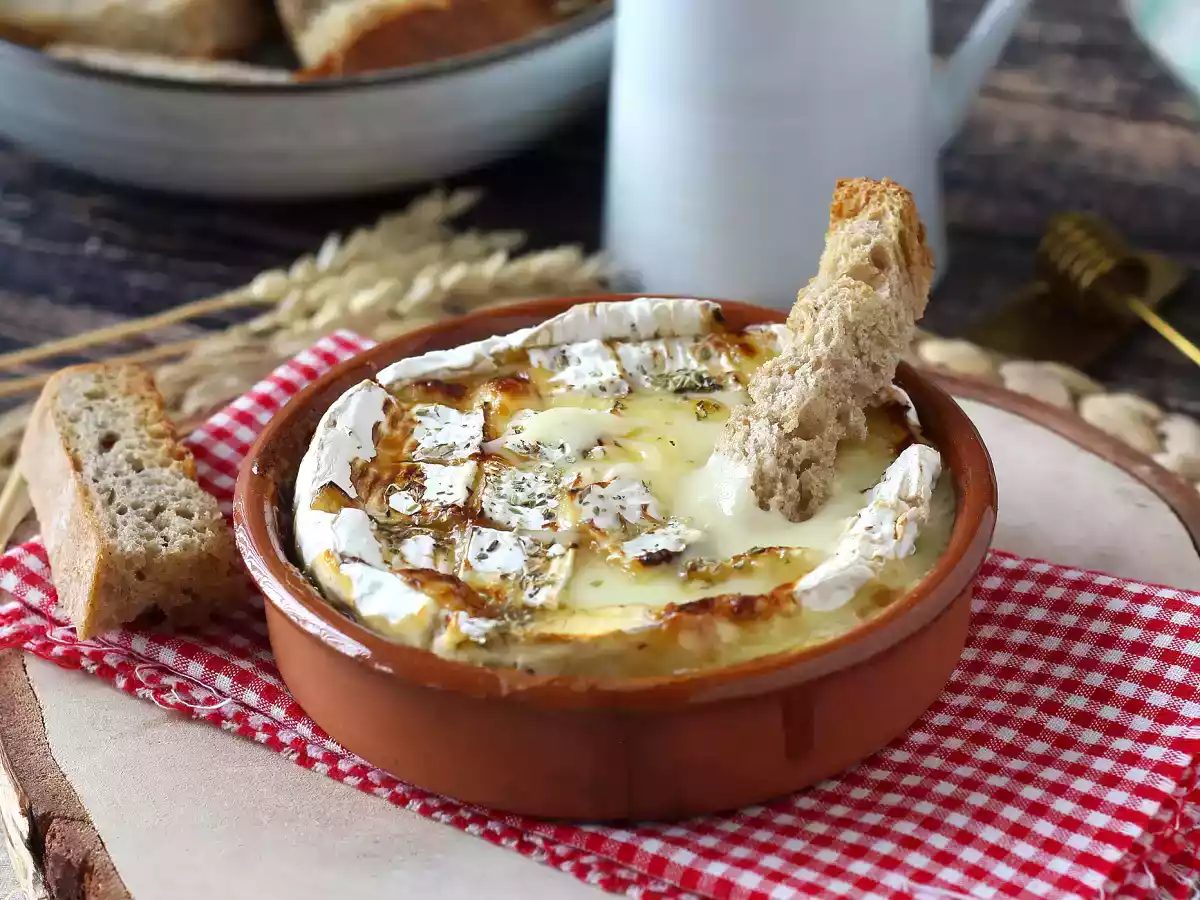 Air fryer-roasted camembert with a nice runny texture!