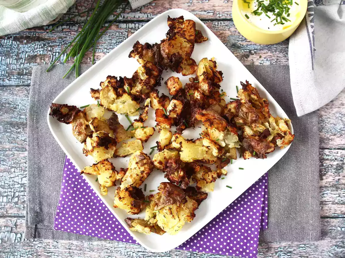 Air fryer smashed potatoes, the super crispy side dish!