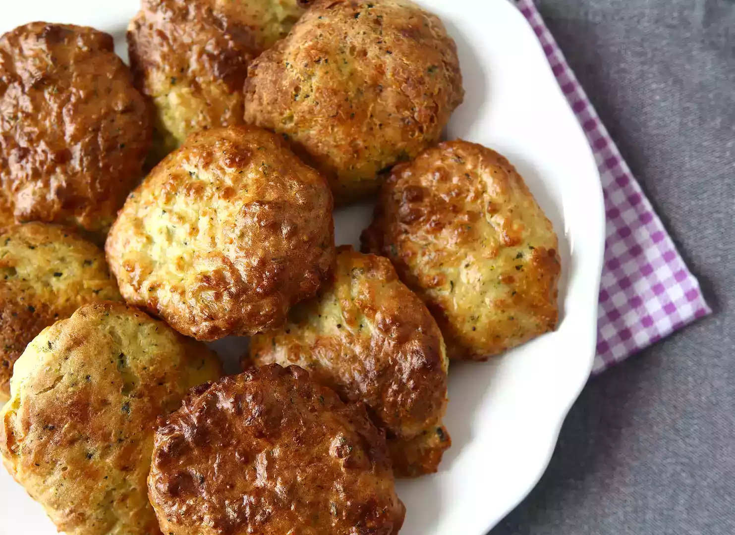 Zucchini fritters recipe with yogurt and feta sauce