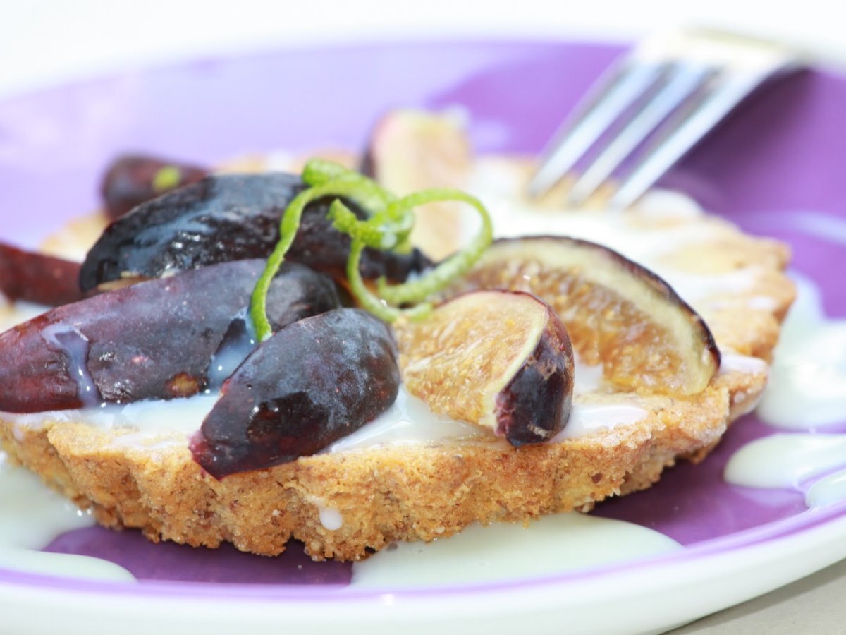 Almond Sponge Cake with Fresh Fruits--an Elegant Idea