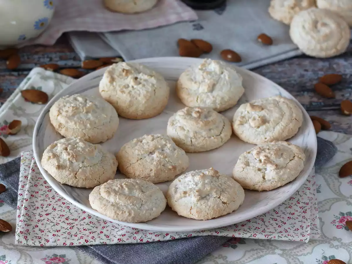 Amaretti, the italian almond delicacies, perfect with coffee! - photo 2