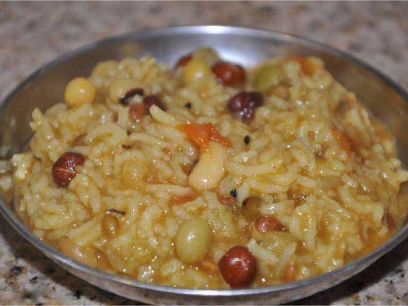 Ankurit Beejon Ki Khichdi (Mixed Spicy rice with Sprouts)
