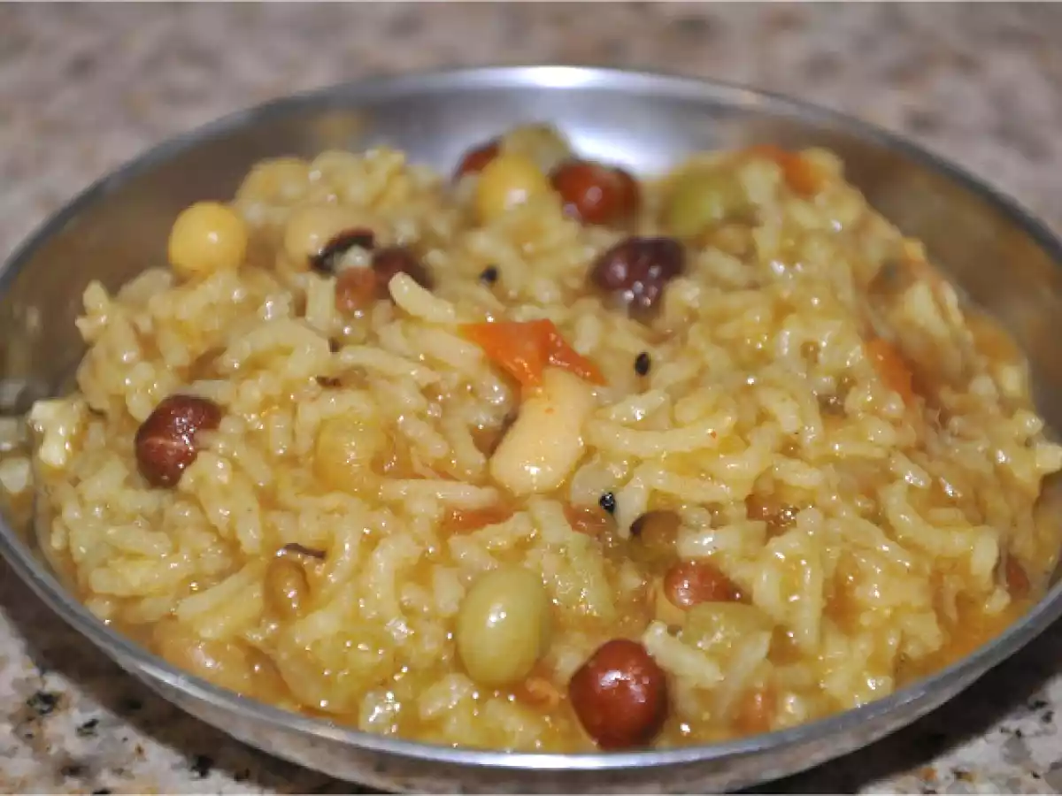 Ankurit Beejon Ki Khichdi (Mixed Spicy rice with Sprouts)
