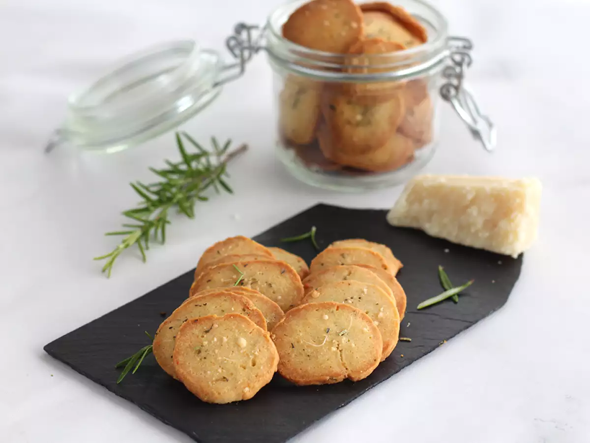Aperitif cookies with parmesan and rosemary - photo 2
