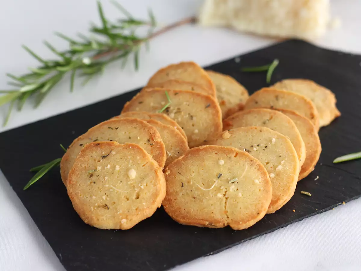 Aperitif cookies with parmesan and rosemary - photo 4