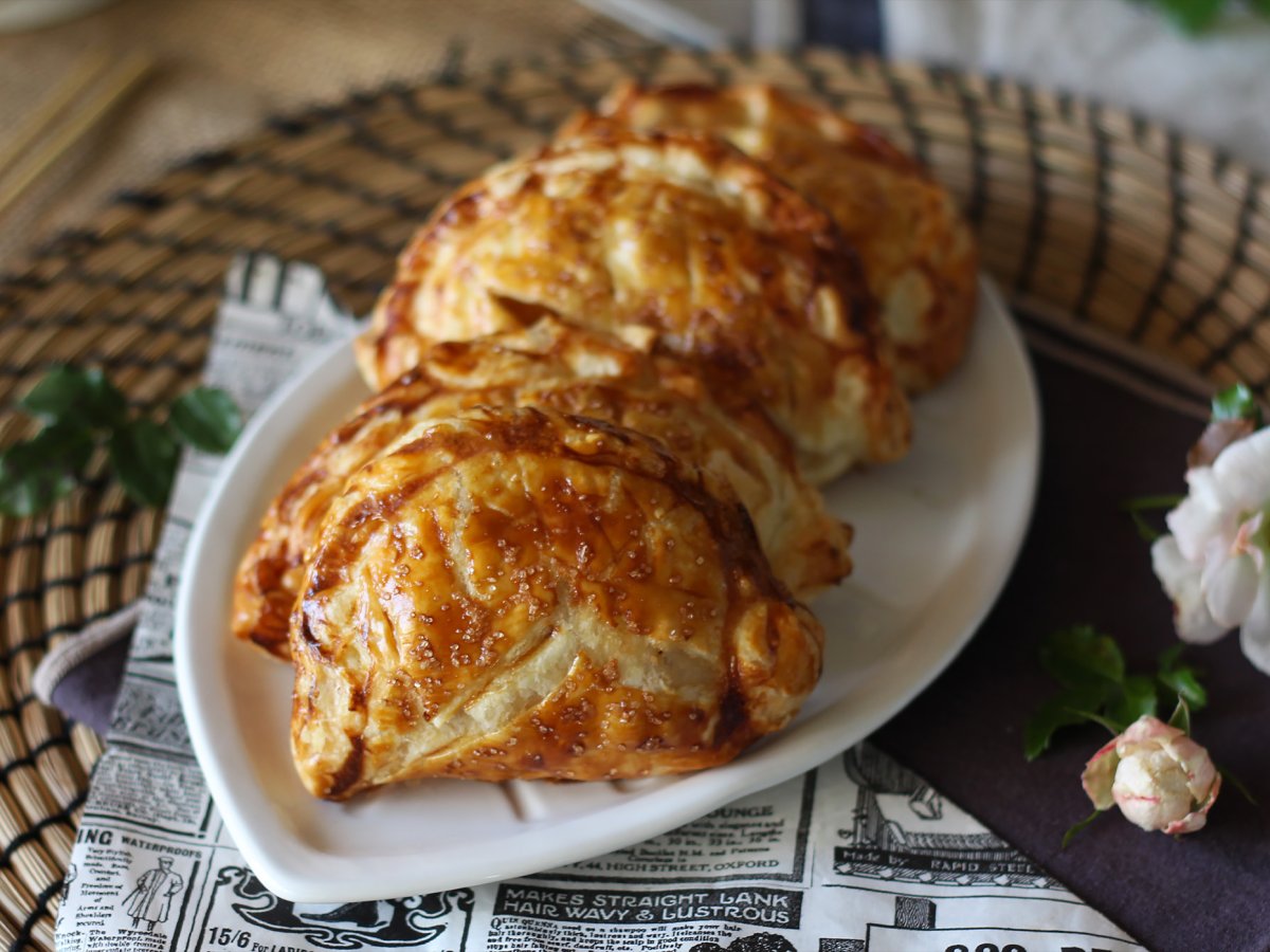 Apple and hazelnut cream handpies for Epiphany