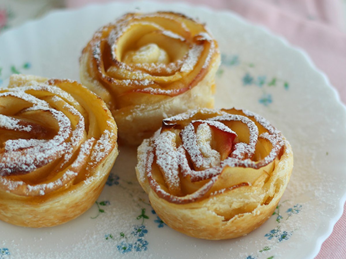 Apple roses in puff pastry