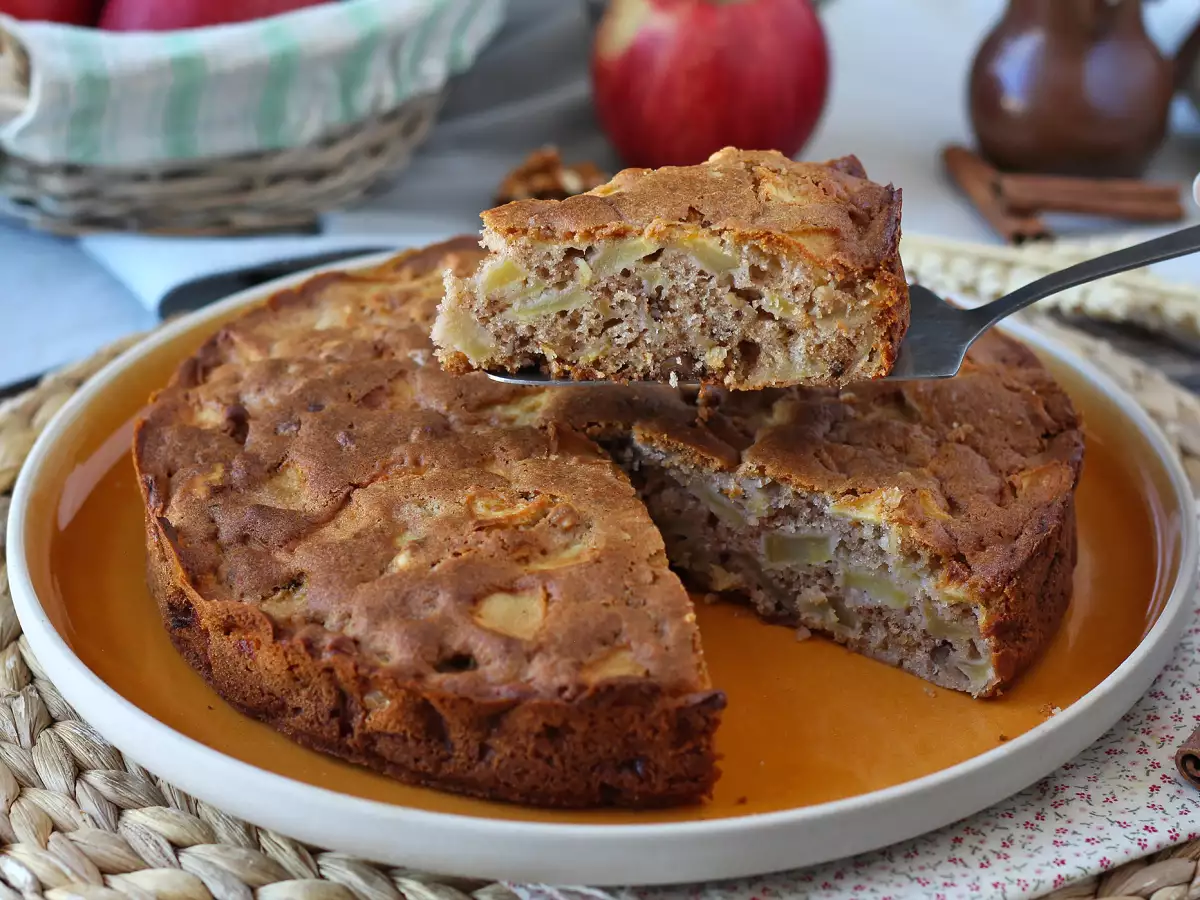 Apple, walnut, and cinnamon cake - photo 2
