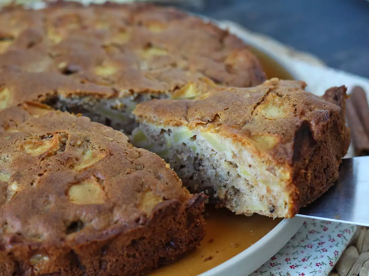 Apple, walnut, and cinnamon cake - photo 3