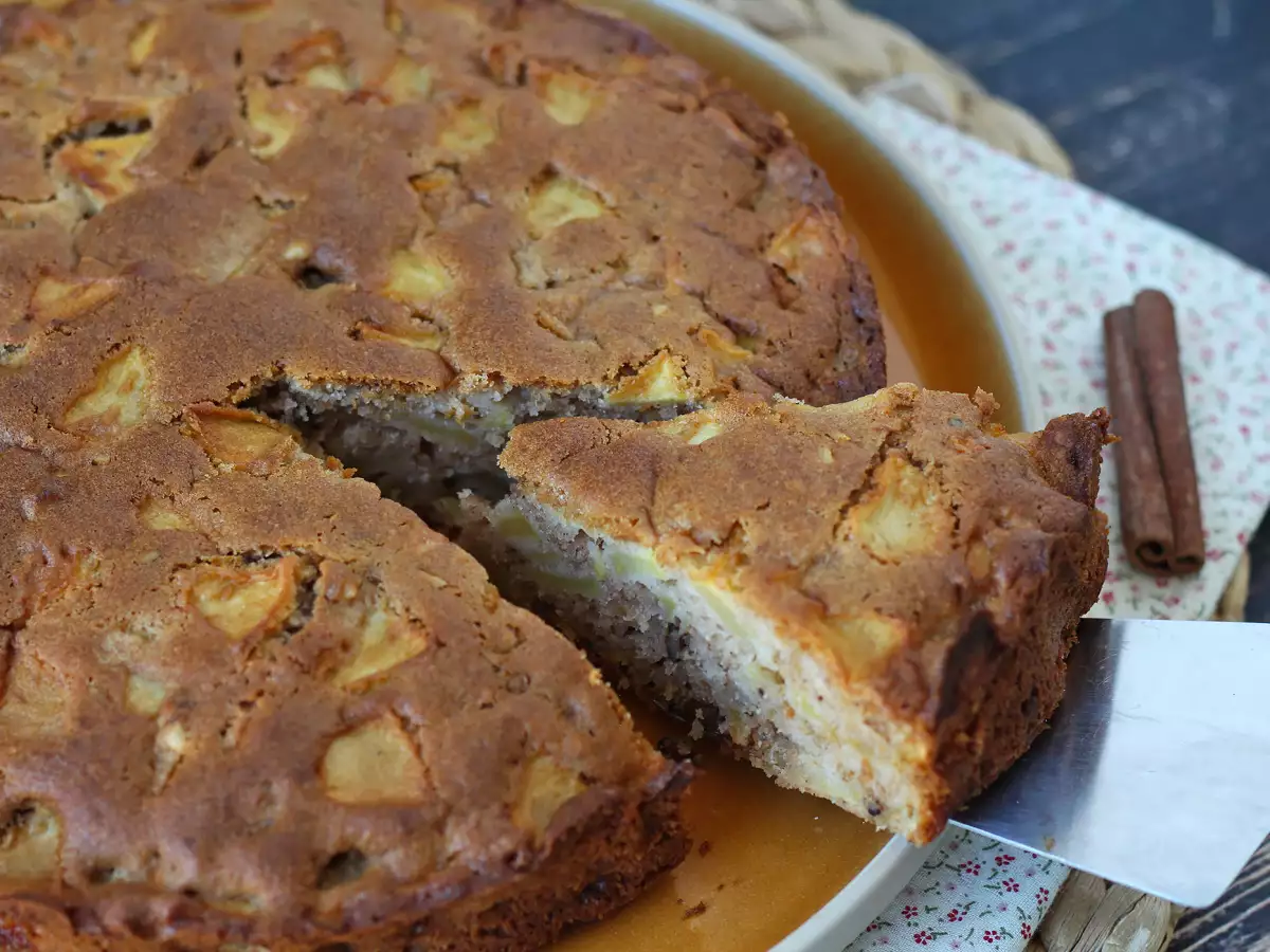 Apple, walnut, and cinnamon cake - photo 4