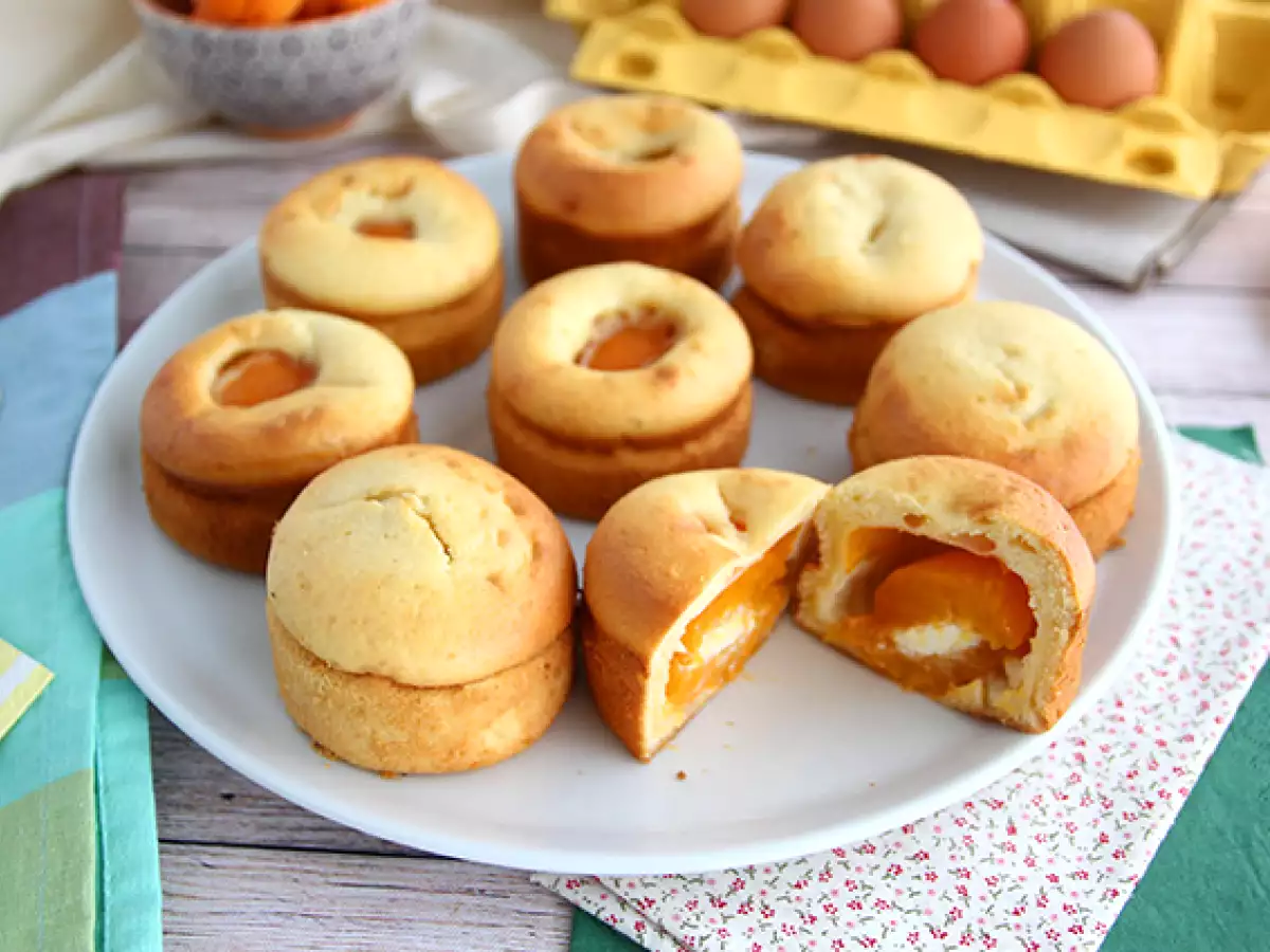 Apricot and mascarpone cakes