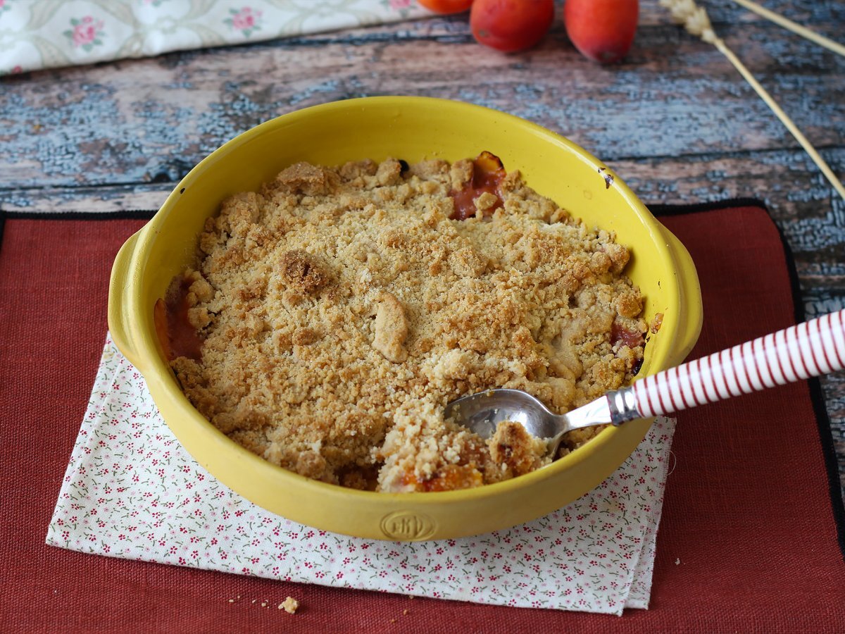 Apricot crumble, the super comforting melting and crunchy dessert