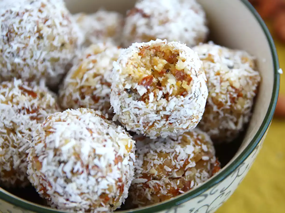Apricot energy balls with green tea and coconut - photo 2