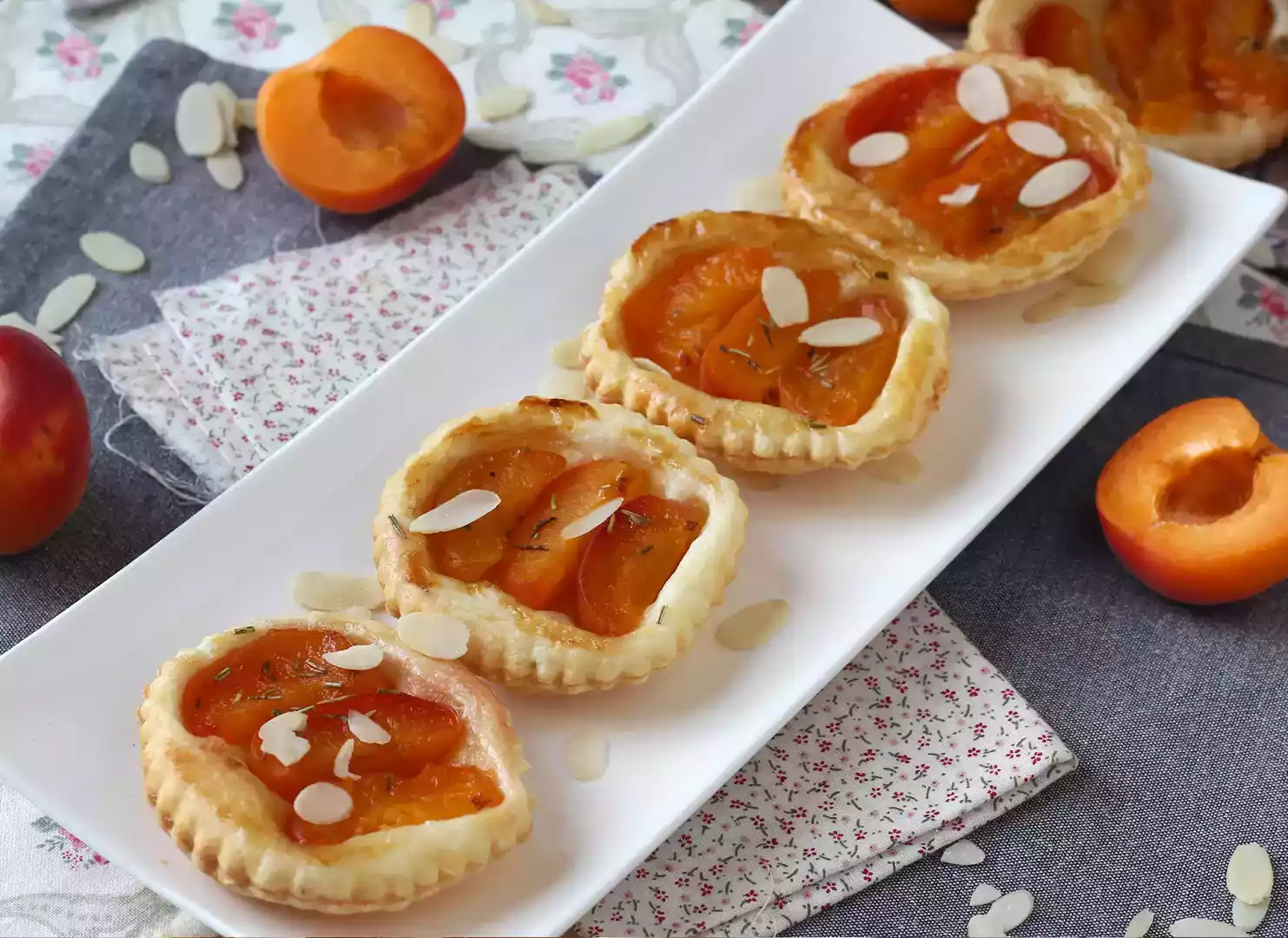 Apricot tatin tartlets recipe: an easy and quick dessert