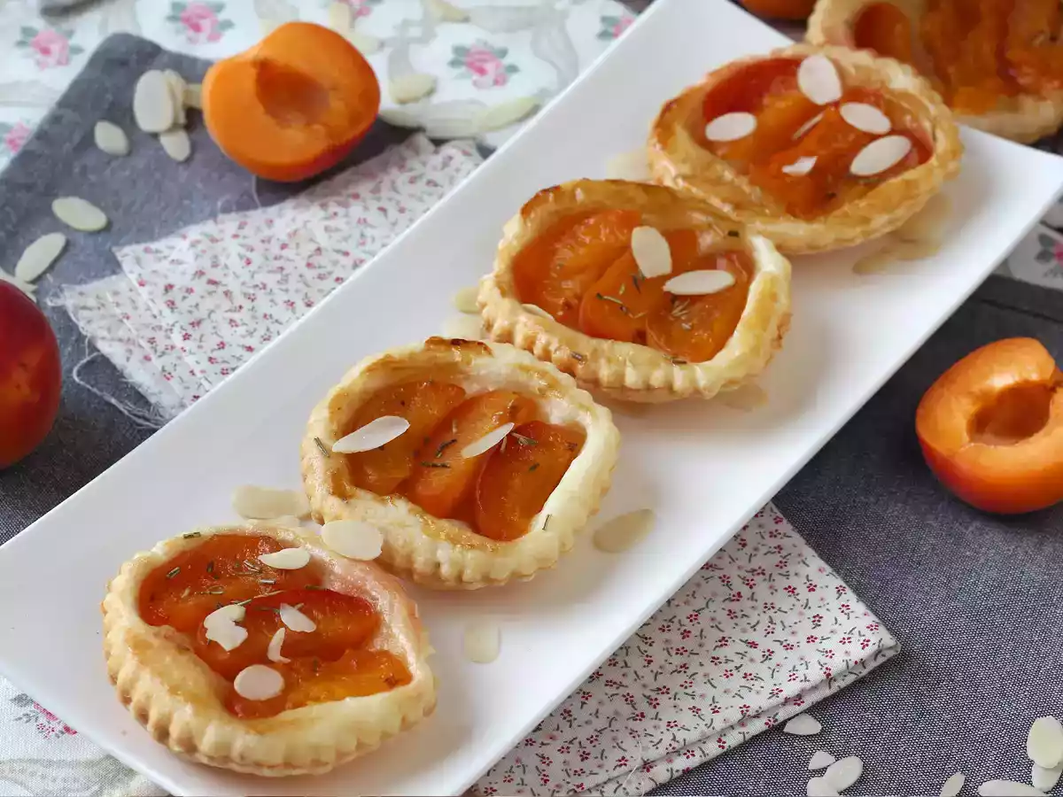 Apricot tatin tartlets, an easy an quick dessert!