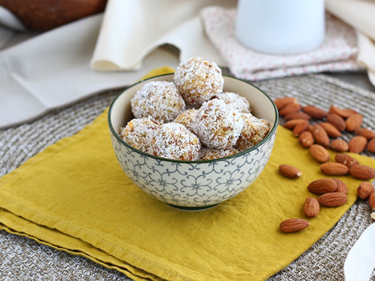 Apricot, tea and almonds energy balls