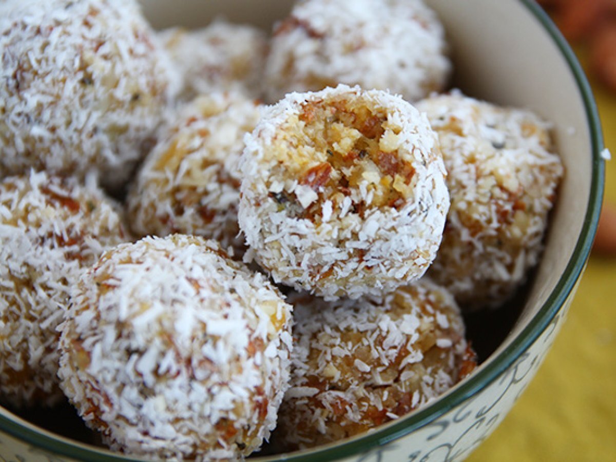 Apricot, tea and almonds energy balls - photo 2