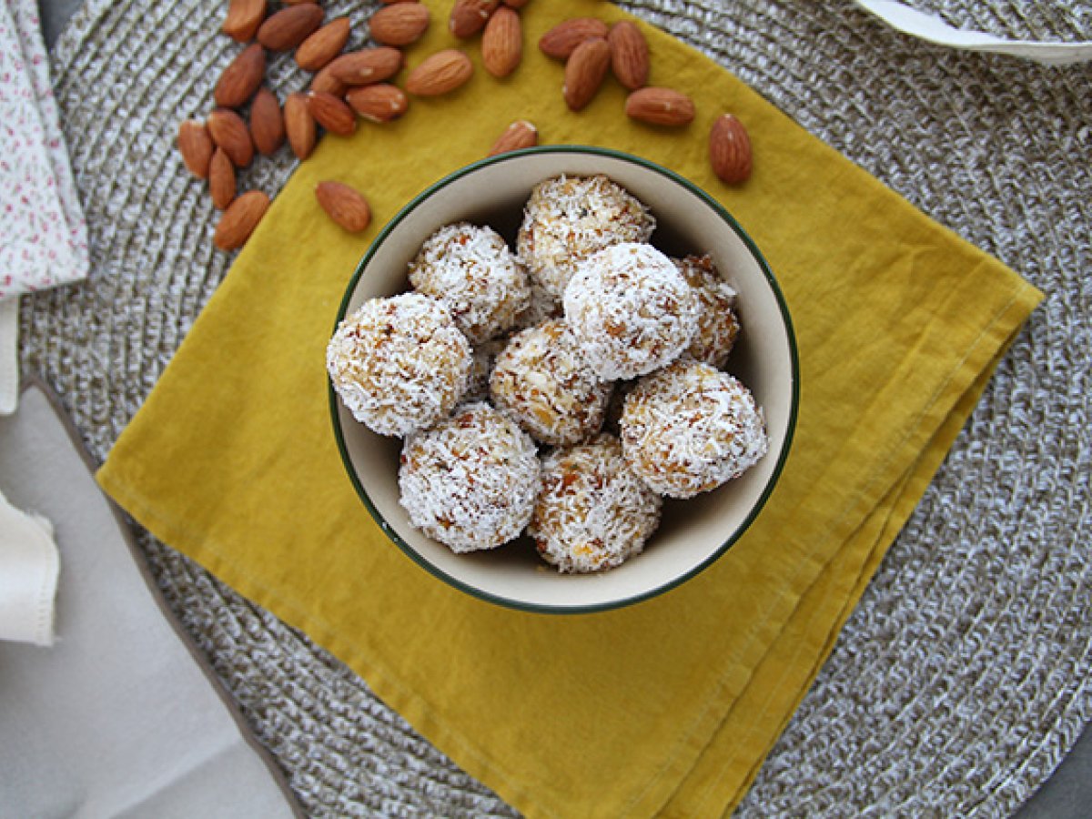 Apricot, tea and almonds energy balls - photo 3