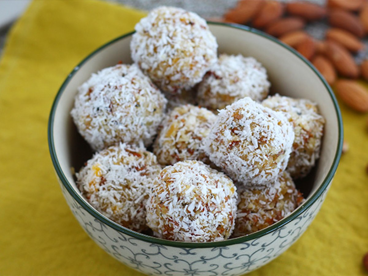 Apricot, tea and almonds energy balls - photo 4