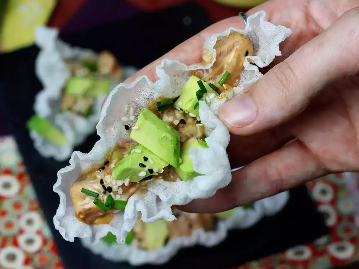 Asian-style tacos: salmon tartare in a rice paper crisp - photo 2