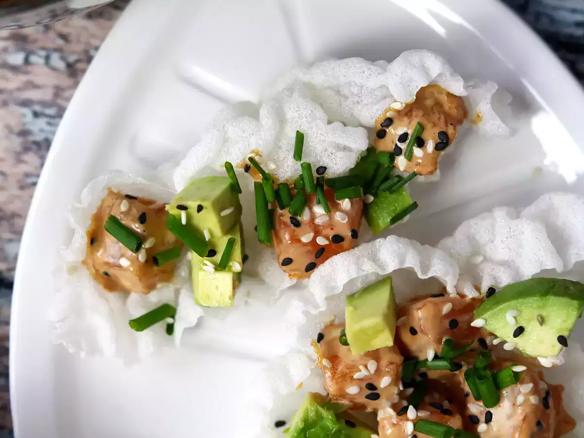 Asian tacos: spicy salmon tartar and avocado in rice paper chips - photo 4
