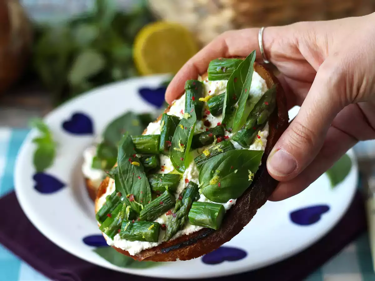 Asparagus, lemon and basil ricotta toasts - photo 2