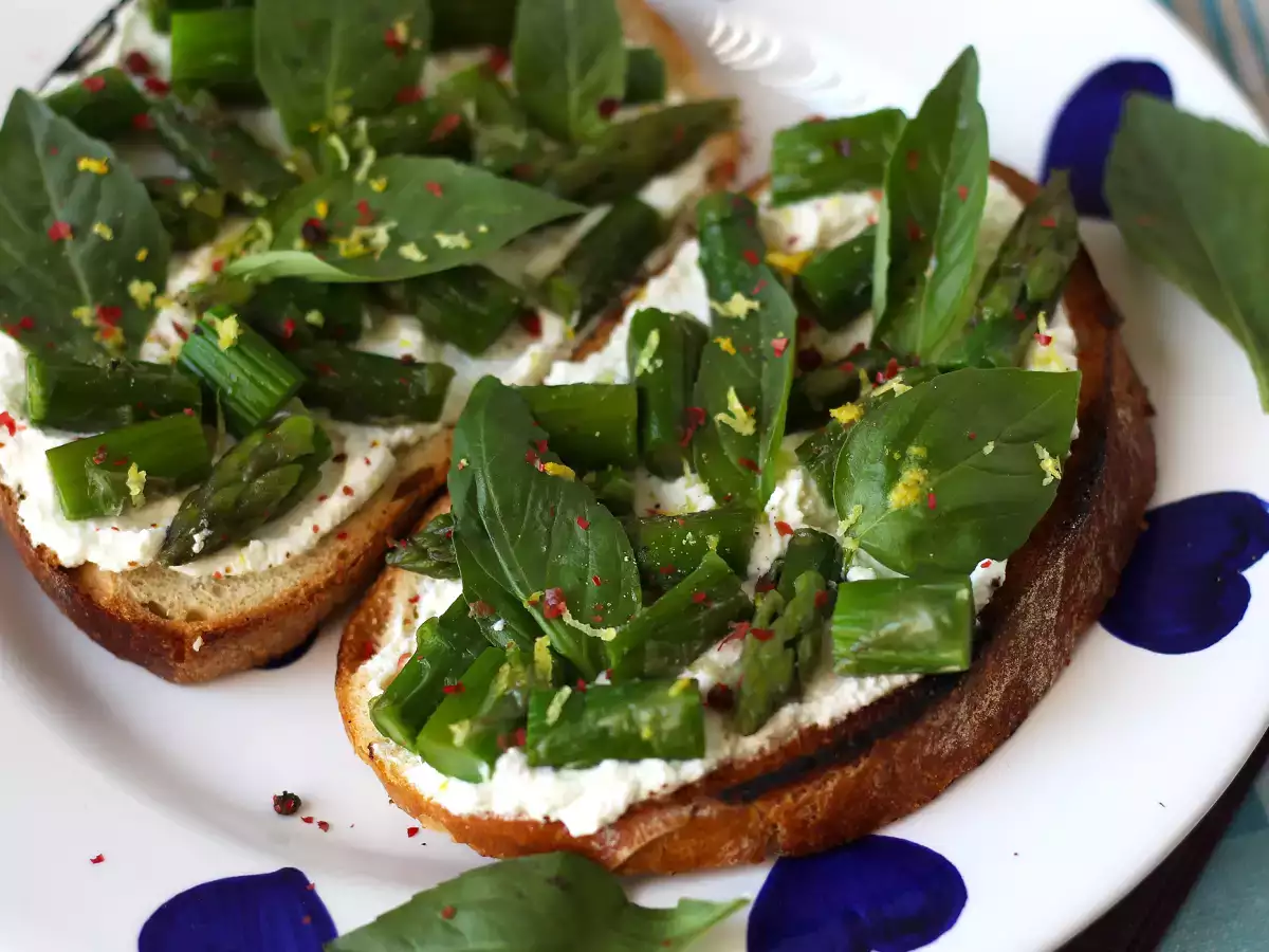 Asparagus, lemon and basil ricotta toasts - photo 4