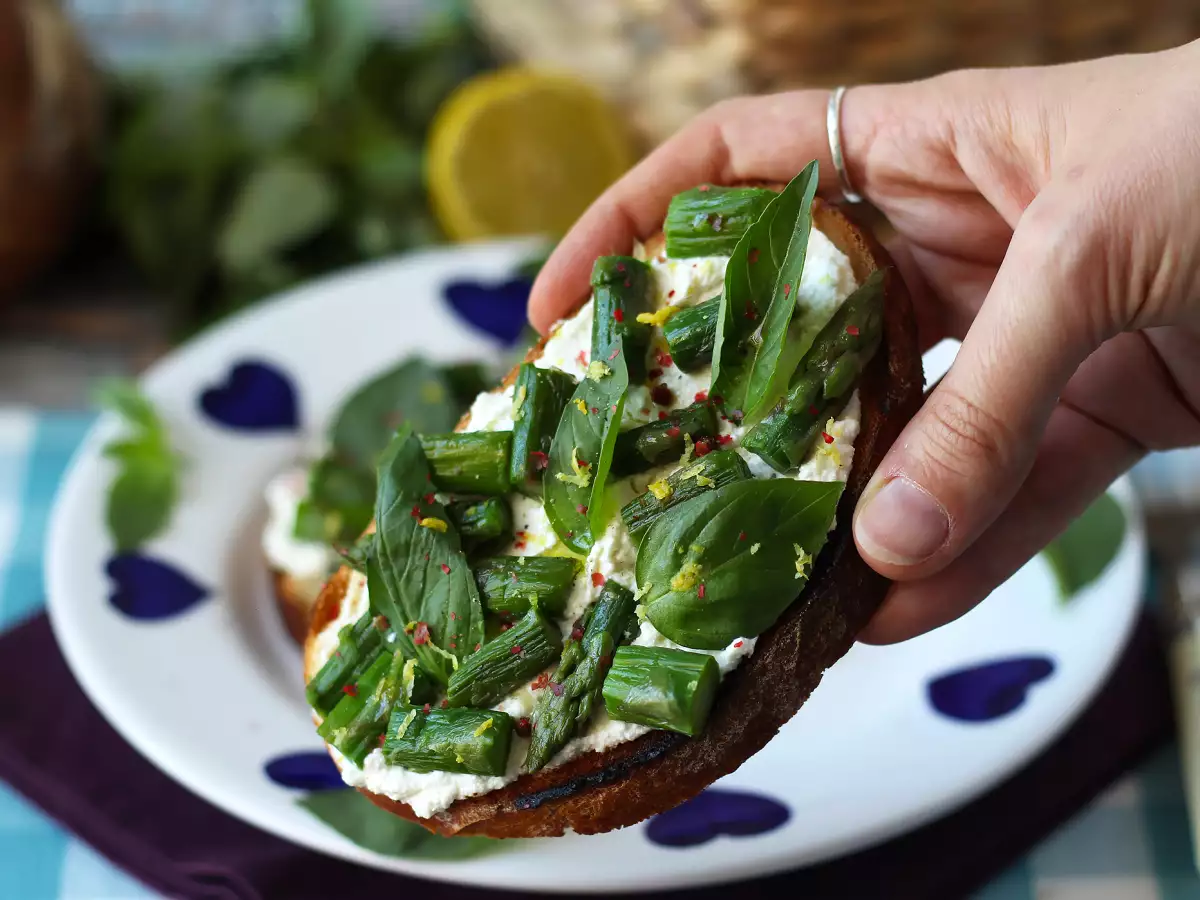 Asparagus toasts with ricotta, lemon and basil - photo 2